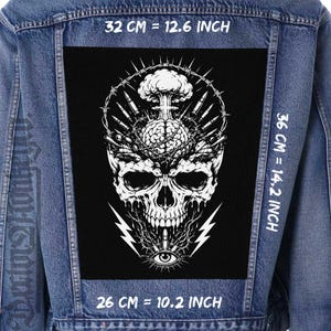Peut inclure: Un écusson noir avec un motif de crâne blanc, entouré de fil de fer barbelé, de balles et d'un cerveau. Le patch est sur une veste en jean. Le patch mesure 32 cm de large, 36 cm de haut et 26 cm de long.