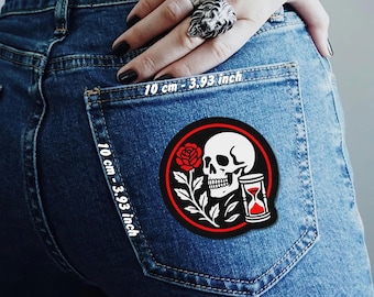 Toppa termoadesiva a forma di teschio e rosa su tela, da applicare su jeans, giacca o gilet.