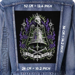 Puede incluir: Una chaqueta de mezclilla azul con un parche rectangular grande en la espalda que muestra un pájaro con corona de calavera, una campana, rosas moradas y cadenas. El texto dice RING THE DOOM. Las medidas son 32 cm por 36 cm por 26 cm.