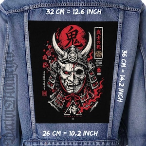 Pode incluir: Um casaco de ganga azul com um grande emblema retangular nas costas com um design de máscara de samurai e um crânio. O design inclui elementos vermelhos e brancos, kanjis japoneses e o texto "HONOR BEYOND DEATH". Dimensões: 32 por 36 cm.