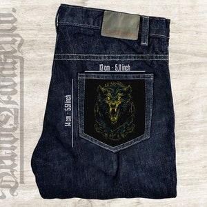 Può includere: Una tasca a toppa in denim blu scuro con una grafica di lupo nero e giallo. La toppa misura 13 cm di larghezza e 14 cm di altezza.