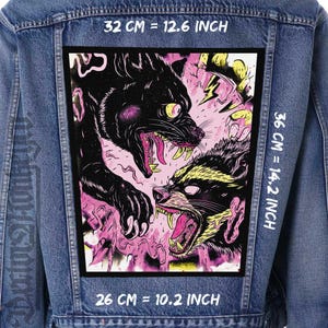 Könnte beinhalten: Jeansjacke mit einem großen, rechteckigen Aufnäher mit einem schwarzen Panther und einem Waschbären mit knurrenden Ausdrücken. Der Aufnäher ist 32 cm breit, 36 cm hoch und 26 cm lang. Der Hintergrund ist rosa mit gelben Blitzen.