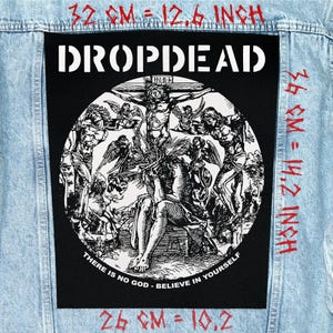 Op de afbeelding: Een zwart embleem met het woord "DROPDEAD" in het wit, met een gedetailleerde illustratie van figuren. De patch is 32 cm breed en 36 cm hoog, met de tekst "THERE IS NO GOD - BELIEVE IN YOURSELF".