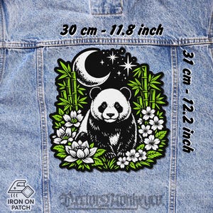 Peut inclure: Écusson thermocollant avec un panda entouré de bambous, de fleurs, d'un croissant de lune et d'étoiles. Le patch mesure 30 cm sur 31 cm. Le design est noir, blanc et vert.