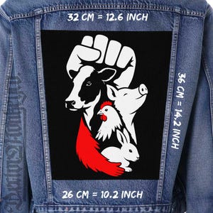 Op de afbeelding: Spijkerjasje met een groot zwart embleem met een witte vuist, een koe, een varken, een kip en een konijn. De patch is 32 cm breed, 36 cm hoog en 26 cm lang.