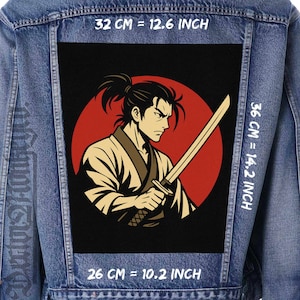 Puede incluir: Chaqueta vaquera con un parche rectangular grande. El parche presenta una ilustración de un guerrero samurái. El guerrero, con un kimono beige y negro, sostiene una espada contra un fondo rojo. El parche mide 32 cm por 36 cm.