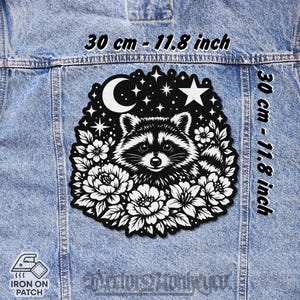 Peut inclure: Écusson thermocollant noir et blanc avec un raton laveur entouré de fleurs, d'étoiles et d'un croissant de lune. Le patch mesure 30 cm (11,8 pouces) de diamètre. Le texte "Dators Honkeyou" est visible. Instructions pour le repassage.