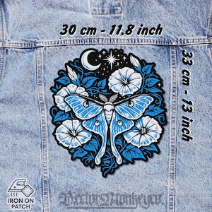 Peut inclure: Un écusson thermocollant avec un papillon bleu entouré de fleurs blanches et de feuilles bleues. L'écusson comprend une lune et des étoiles sur fond noir. Dimensions : 30 cm par 33 cm.