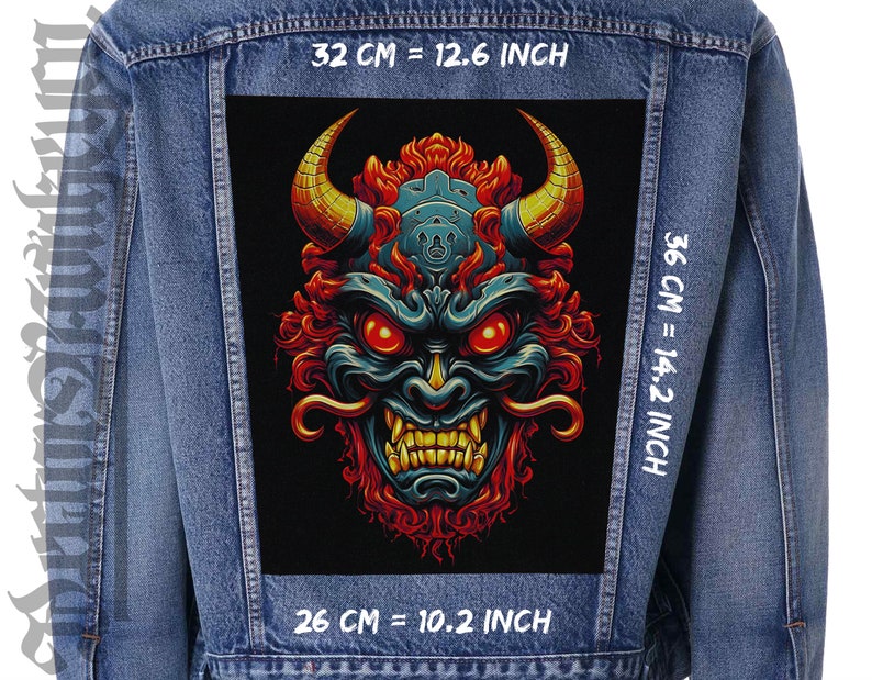 Pu&ograve; includere: Una giacca di jeans con una toppa nera che presenta un'illustrazione colorata di un demone giapponese con occhi rossi e denti aguzzi. La toppa misura 32 cm di larghezza, 36 cm di altezza e 26 cm di profondit&agrave;.