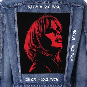 Könnte beinhalten: Eine schwarz-rote grafische Illustration eines Frauen Gesichts auf einer Jeansjacke. Das Bild ist 32 cm x 36 cm groß, oder 12,6 Zoll x 14,2 Zoll.