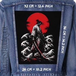 May include: A blue denim jacket featuring a large rectangular back patch with a graphic of a samurai holding a sword amidst crashing waves against a red sun. The patch measures 32 cm by 36 cm, or 12.6 inches by 14.2 inches, with a 26 cm base.