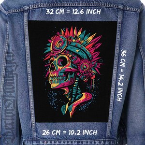 Puede incluir: Un diseño gráfico colorido de una calavera con un mohawk y engranajes sobre un fondo negro. La calavera lleva un tocado con plumas y tiene un diseño geométrico colorido. La imagen mide 32 pulgadas de ancho, 36 pulgadas de alto y 26 pulgadas de profundidad.