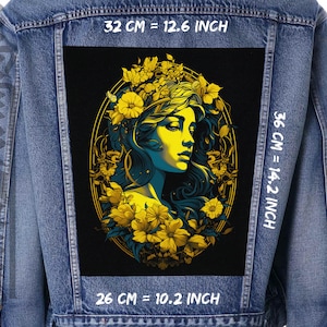 Könnte beinhalten: Eine schwarze Jeansjacke mit einem bunten Patch, der eine Frau mit langen Haaren zeigt, die von gelben Blumen umgeben ist. Der Patch ist 32 cm breit und 36 cm hoch. Der Text "32 CM = 12.6 INCH", "36 CM = 14.2 INCH" und "26 CM = 10.2 INCH" ist auf der Jacke aufgedruckt.