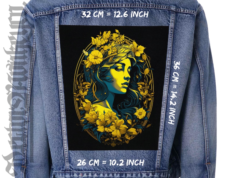 Puede incluir: Una chaqueta vaquera negra con un parche colorido que representa a una mujer con el pelo largo rodeada de flores amarillas. El parche mide 32 cm de ancho por 36 cm de alto. El texto "32 CM = 12.6 INCH", "36 CM = 14.2 INCH" y "26 CM = 10.2 INCH" est&aacute; impreso en la chaqueta.