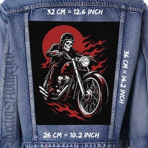 Puede incluir: Una chaqueta de mezclilla azul con un parche rectangular grande en la espalda que muestra un esqueleto en una motocicleta frente a una luna roja y llamas. El parche mide 32 cm de ancho por 36 cm de alto, con 26 cm de ancho inferior.