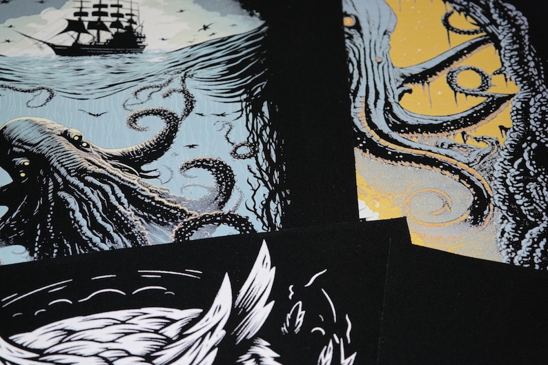 K&ouml;nnte beinhalten: Eine Sammlung von Schwarz-Wei&szlig;-Kunstdrucken mit nautischen und Fantasy-Themen. Ein Druck zeigt ein Schiff auf See mit einem Oktopus, ein anderer einen Oktopus mit gelbem Hintergrund und ein dritter einen Wolf.