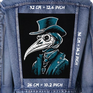 Pode incluir: Uma ilustração preta e azul de um médico da peste usando uma máscara de bico longo e um chapéu de cartola. A imagem é impressa em um remendo de jaqueta de ganga. O remendo mede 32 cm de largura por 36 cm de altura.