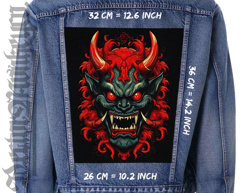 Puede incluir: Una chaqueta vaquera con un parche negro que presenta una ilustraci&oacute;n de un demonio japon&eacute;s rojo y verde. El parche mide 32 cm de ancho, 36 cm de alto y 26 cm de profundidad.