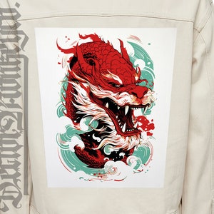 Pode incluir: Uma cabeça de dragão vermelha e branca com uma expressão feroz, cercada por nuvens azuis e verdes que giram. A cabeça do dragão é detalhada com dentes afiados e uma longa juba fluida.