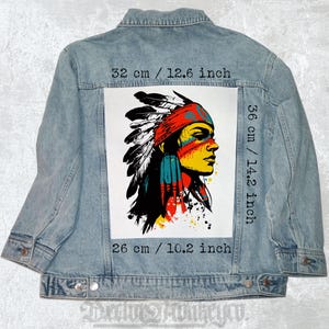 Puede incluir: Chaqueta vaquera azul claro con un gráfico colorido de un nativo americano en la espalda. El gráfico mide 32 cm de ancho por 36 cm de alto. La chaqueta tiene cierre de botón y dos bolsillos en el pecho.