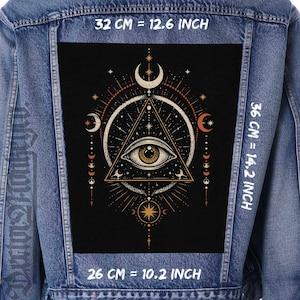 Puede incluir: Una chaqueta de mezclilla azul con un gran parche rectangular negro en la espalda. El parche muestra un gráfico blanco y naranja de un ojo dentro de un triángulo, rodeado de motivos de lunas y estrellas. Las dimensiones son 32 cm por 36 cm.