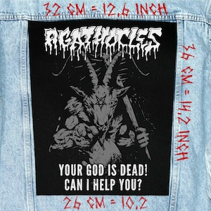 Può includere: Una toppa nera con il nome della band "AGATHOCLES" in bianco gocciolante, con un'illustrazione grigia di una figura caprina con un pentagramma. Il testo "YOUR GOD IS DEAD! CAN I HELP YOU?" è sotto. Dimensioni: 32 cm x 36 cm.