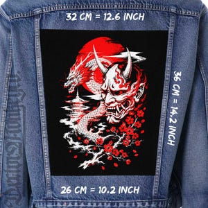 May include: A blue denim jacket featuring a large rectangular back patch with a graphic of a white dragon, a red sun, a pagoda, and a horned oni mask surrounded by red cherry blossoms. The patch measures 32 cm by 36 cm, with a 26 cm base width.