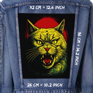 Peut inclure: Une veste en jean avec un patch noir représentant un chat jaune et vert aux yeux rouges sur un fond rouge. Le patch mesure 36 cm de haut et 26 cm de large. La veste comporte du texte blanc qui dit "32 CM = 12.6 INCH", "36 CM = 14.2 INCH", et "26 CM = 10.2 INCH".