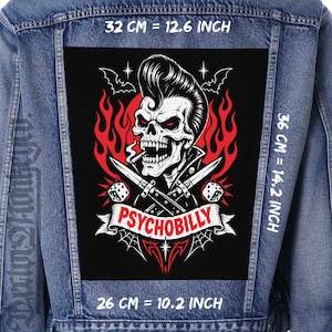 Peut inclure: Une veste en jean bleu avec un grand écusson rectangulaire au dos sur fond noir. Le motif représente un crâne avec une coiffure banane, des flammes rouges, deux couteaux à cran d'arrêt croisés, des dés et le texte PSYCHOBILLY. Dimensions : 32 cm x 36 cm x 26 cm.
