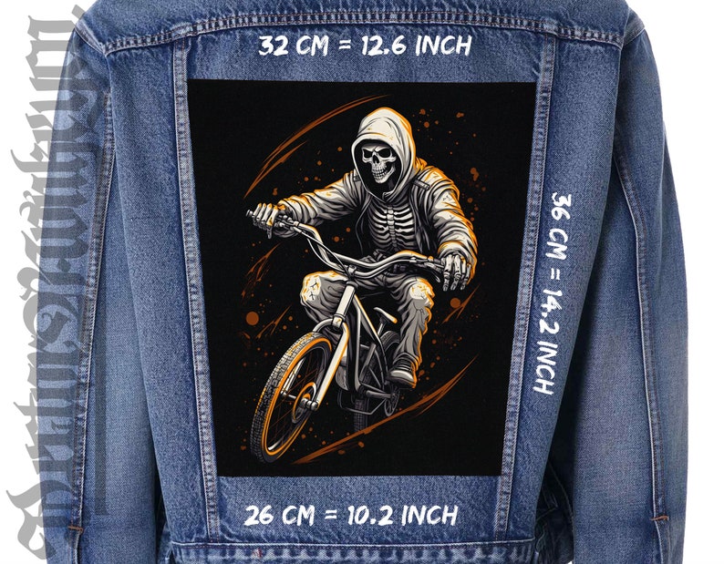 K&ouml;nnte beinhalten: Eine Schwarzwei&szlig;illustration eines Skeletts, das Fahrrad f&auml;hrt. Das Skelett tr&auml;gt ein Kapuzenpullover und hat einen Sch&auml;del als Kopf. Das Fahrrad hat einen schwarzen Rahmen und orangefarbene R&auml;der. Das Bild ist auf einem schwarzen Hintergrund mit orangefarbenen Akzenten. Das Bild ist 32 cm breit, 36 cm hoch und 26 cm tief.