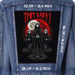 Könnte beinhalten: Eine schwarze Jeansjacke mit einem schwarzen und roten Patch auf der Rückseite. Der Patch zeigt ein Bandlogo mit dem Text "TNM XORF" und eine Grafik von drei Figuren in Kapuzenmänteln, die vor einem roten Mond stehen. Der Patch misst 26 cm x 36 cm.
