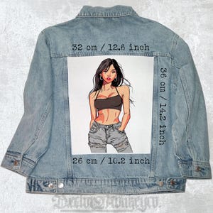 Può includere: Giacca di jeans azzurra con una grande grafica rettangolare sul retro. La grafica presenta un'illustrazione stilizzata di una donna con top corto e jeans. La grafica misura 32 cm di larghezza, 36 cm di altezza e 26 cm di larghezza.
