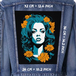 Könnte beinhalten: Ein schwarzer und blauer Grafik-Patch mit einer Frau mit langen blauen Haaren und orangefarbenen Blumen. Der Patch ist 32 cm breit, 36 cm hoch und 26 cm tief.