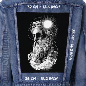 Può includere: Giacca di jeans blu con una grande toppa nera. La toppa presenta un'illustrazione dettagliata in bianco e nero di un busto classico con un sole radioso. La toppa misura 32 cm per 36 cm e 26 cm.
