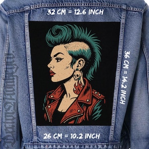 Puede incluir: Chaqueta vaquera con un parche rectangular grande que presenta a una mujer punk rock con cabello turquesa y una chaqueta de cuero roja. El parche mide 32 cm por 36 cm y 26 cm.