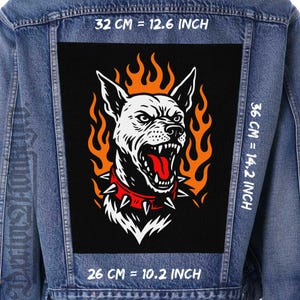 Puede incluir: Chaqueta vaquera con un parche rectangular grande que presenta un perro blanco gruñendo con un collar rojo y llamas naranjas. El parche mide 32 cm por 36 cm y 26 cm de ancho.