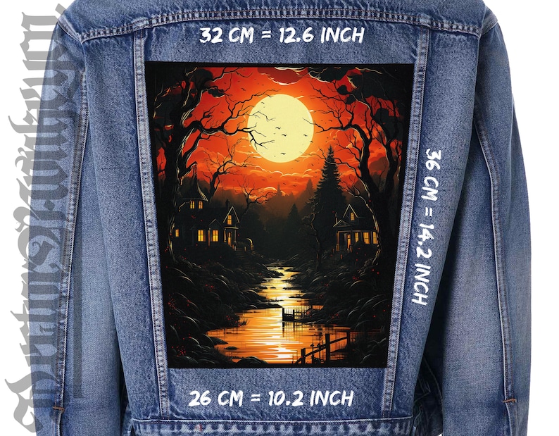 Peut inclure: Une veste en jean avec un patch sur le dos sur le th&egrave;me d'Halloween. Le patch repr&eacute;sente une sc&egrave;ne de for&ecirc;t effrayante avec une pleine lune, deux maisons et une rivi&egrave;re. Le texte sur le patch indique "32 CM = 12.6 INCH", "36 CM = 14.2 INCH" et "26 CM = 10.2 INCH".