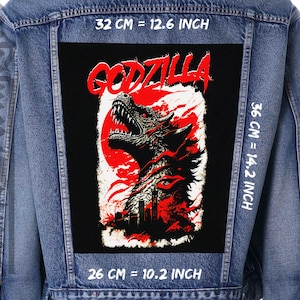 Puede incluir: Un parche bordado en negro y rojo con Godzilla, un monstruo gigante, con el texto "GODZILLA" encima. El parche mide 26 cm de ancho, 32 cm de alto y 36 cm de largo.
