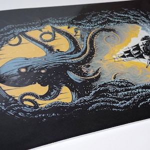 K&ouml;nnte beinhalten: Schwarz-gelbe Illustration eines Kraken, der ein Schiff angreift. Der Kraken, mit blauen Tentakeln und leuchtenden Augen, ist in einem kreisf&ouml;rmigen Rahmen zentriert. Das Schiff ist vor gelbem Hintergrund silhouettiert, mit dunklen Wellen.