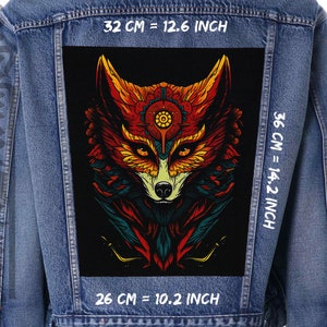Puede incluir: Una chaqueta vaquera con un parche de zorro colorido en la espalda. El parche mide 36 cm de alto y 26 cm de ancho. El texto "32 CM = 12.6 INCH", "36 CM = 14.2 INCH" y "26 CM = 10.2 INCH" está impreso en la chaqueta.