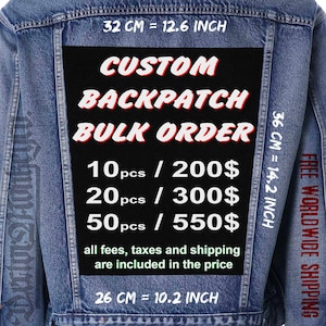 Può includere: Giacca di jeans con una grande toppa posteriore nera con testo bianco e rosso: "CUSTOM BACKPATCH BULK ORDER". La toppa misura 32 cm x 36 cm. È visibile anche il testo "FREE WORLDWIDE SHIPPING".