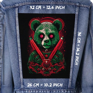Könnte beinhalten: Eine schwarze und rote Jeansjacke mit einer grünen und roten Panda-Illustration auf der Rückseite. Der Panda trägt einen roten und goldenen Helm und hält zwei rote Schwerter. Der Text "32 CM = 12.6 INCH", "36 CM = 14.2 INCH" und "26 CM = 10.2 INCH" ist auf der Jacke aufgedruckt.