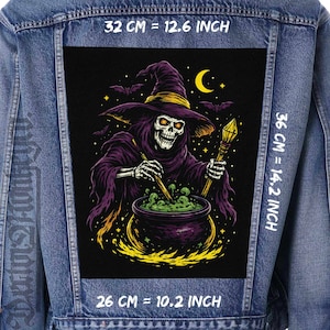 Könnte beinhalten: Jeansjacke mit einem großen, rechteckigen Aufnäher mit einer Halloween-Illustration. Der Aufnäher zeigt ein Skelett in einem lila Gewand und Hexenhut, das einen grünen Trank in einem Kessel umrührt. Der Aufnäher misst 32 cm mal 36 cm.