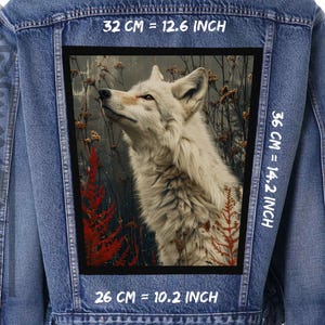 Könnte beinhalten: Eine Jeansjacke mit einem Patch, der einen weißen Wolf in einer Waldlandschaft zeigt. Der Patch ist 36 cm hoch und 26 cm breit. Der Text auf dem Patch lautet "32 CM = 12.6 INCH", "36 CM = 14.2 INCH" und "26 CM = 10.2 INCH".
