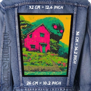 Pode incluir: Casaco de ganga com um patch retangular que exibe uma ilustração vibrante. A obra de arte retrata uma casa rosa com uma porta e janelas verdes, contra um fundo amarelo e verde. Uma grande criatura verde paira atrás da casa. O patch mede 32 cm por 36 cm.