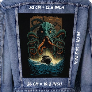 Op de afbeelding: Een spijkerjack met een zwarte patch waarop een groene en blauwe octopus te zien is met tentakels die naar een schip op een stormachtige zee reiken. De patch is 32 cm breed, 36 cm hoog en 26 cm diep.