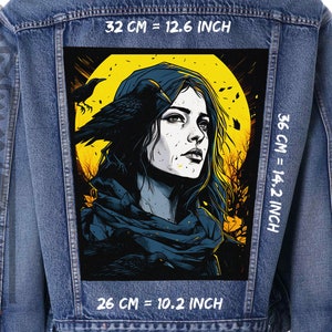 Könnte beinhalten: Eine Jeansjacke mit einem schwarzen und gelben Patch, der eine Frau mit langen dunklen Haaren und einem Raben zeigt. Der Patch hat den Text "32 CM = 12.6 INCH", "36 CM = 14.2 INCH" und "26 CM = 10.2 INCH" aufgedruckt.