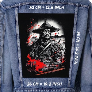 May include: A black and white illustration of a samurai warrior with a sword, set against a red and black background. The image is printed on a denim jacket. The jacket is 32 cm (12.6 inches) wide, 36 cm (14.2 inches) tall, and 26 cm (10.2 inches) deep.