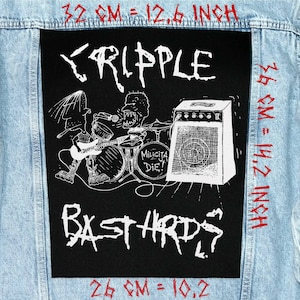 Peut inclure: Écusson noir avec un dessin blanc d'un groupe de musique, le texte "CRIPPLE BASTARDS" et "MILICIJA DIE!". Le patch mesure 32 cm sur 36 cm, et 26 cm de large. Il est cousu sur une veste en jean bleu clair.