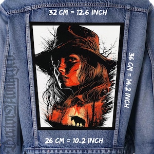 Op de afbeelding: Spijkerjasje met een groot rechthoekig embleem met een portret van een vrouw in oranje en zwarte tinten. De patch meet 32 cm bij 36 cm. De tekst "32 CM = 12.6 INCH" en "36 CM = 14.2 INCH" is inbegrepen.
